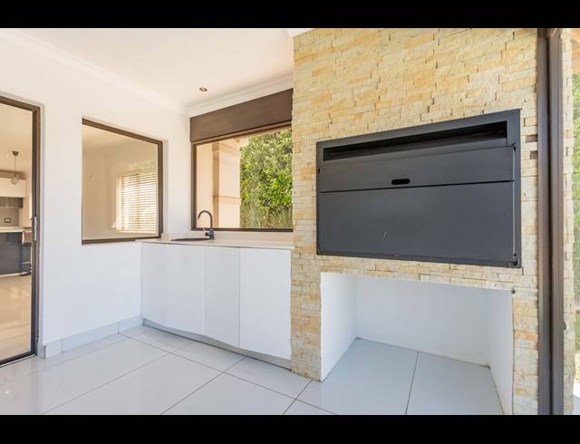 4 BEDROOM HOUSE FOR SALE IN HILLCREST CENTRAL